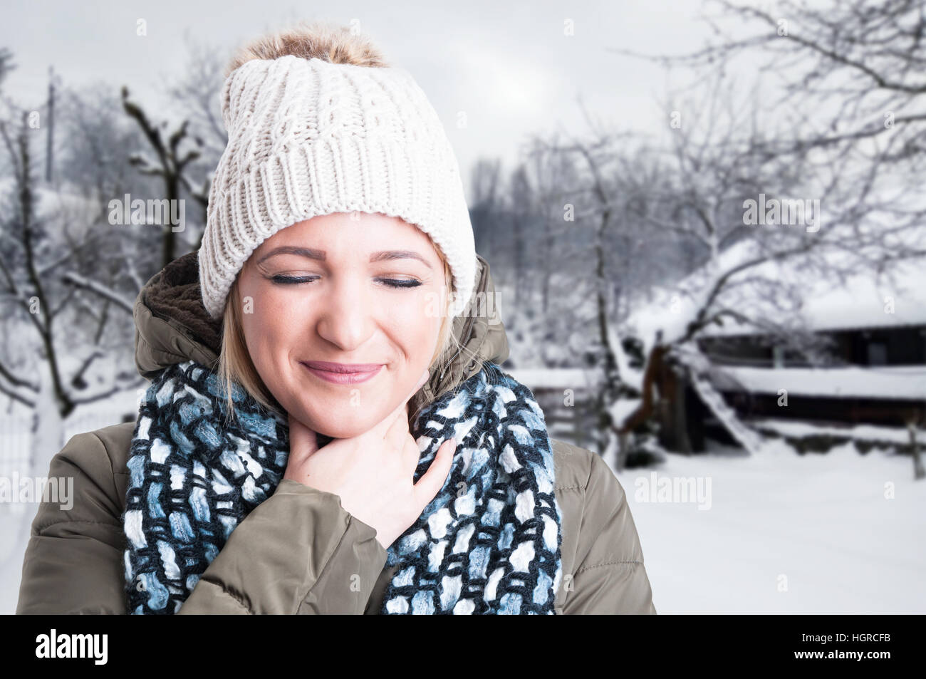 Closeup ritratto della bella bionda con mal di gola come il freddo invernale concetto con area pubblicitaria Foto Stock