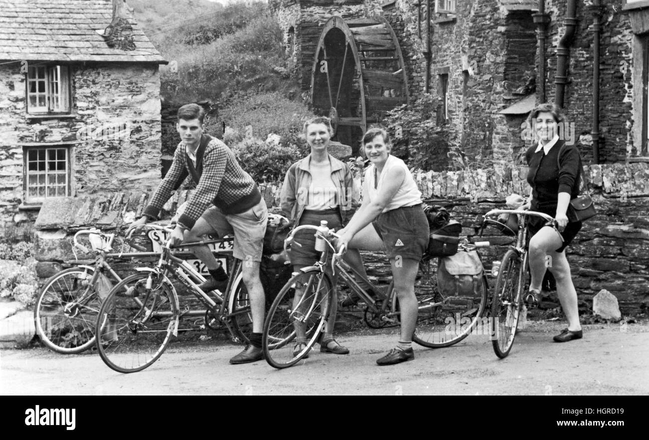 Un gruppo di ciclo-tourer a Boscastle, Cornwall nel 1955 su un youth hostelling viaggio Foto Stock Un gruppo di ciclo-tourer a Boscastle, Cornwall nel 1955 su un youth hostelling viaggio Foto Stock