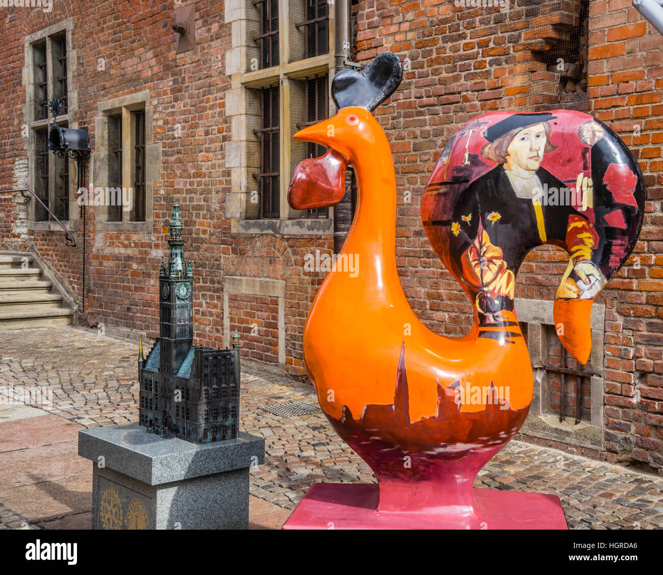 Polonia, Pomerania, Gdansk (Danzica), modello in miniatura gallo e la scultura al Main City Hall Foto Stock