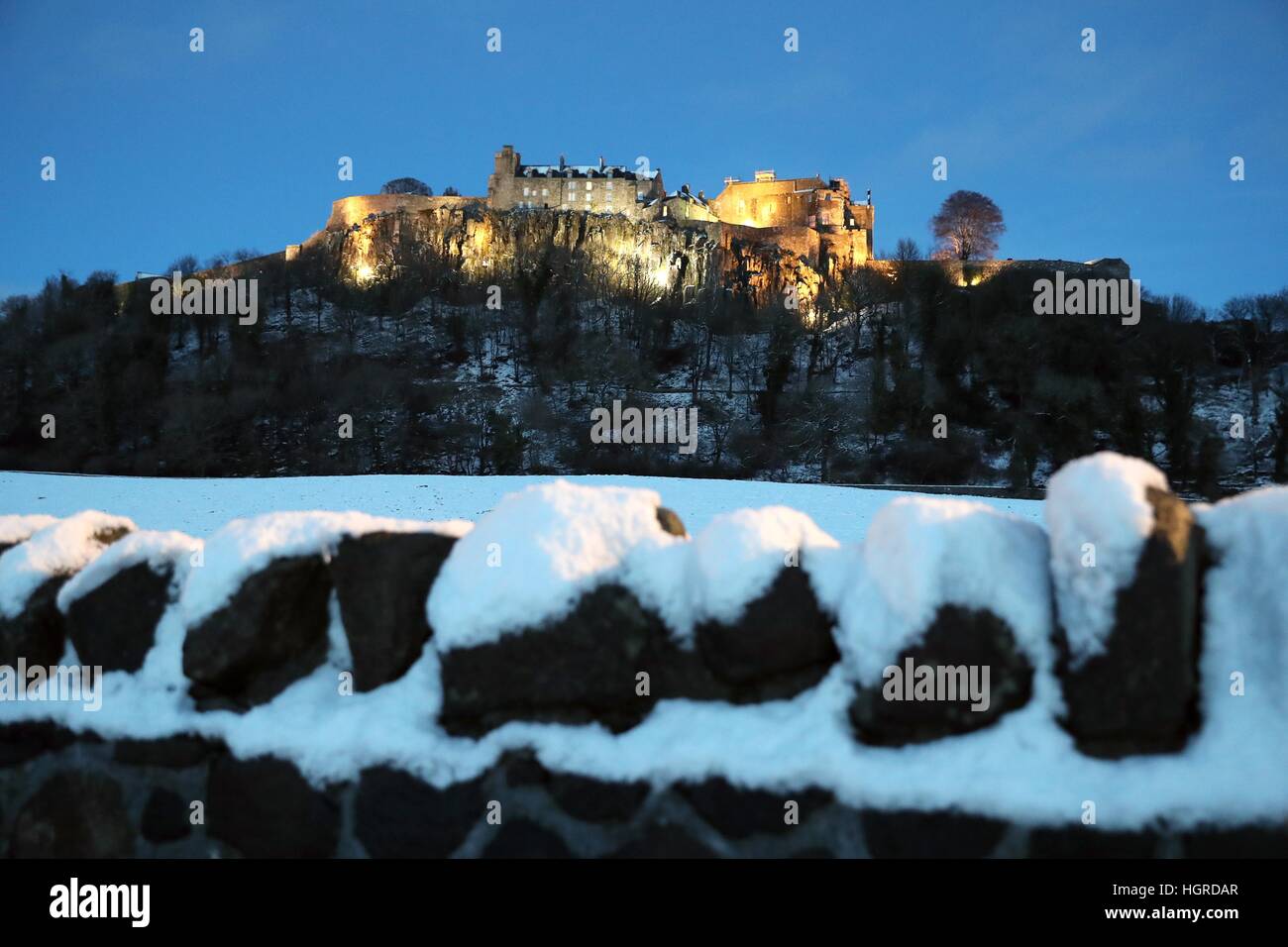 Castello di Stirling, come le condizioni di bizzard sono previste per spazzare dentro, portando 'un vero assaggio di inverno in tutto il Regno Unito'. Foto Stock