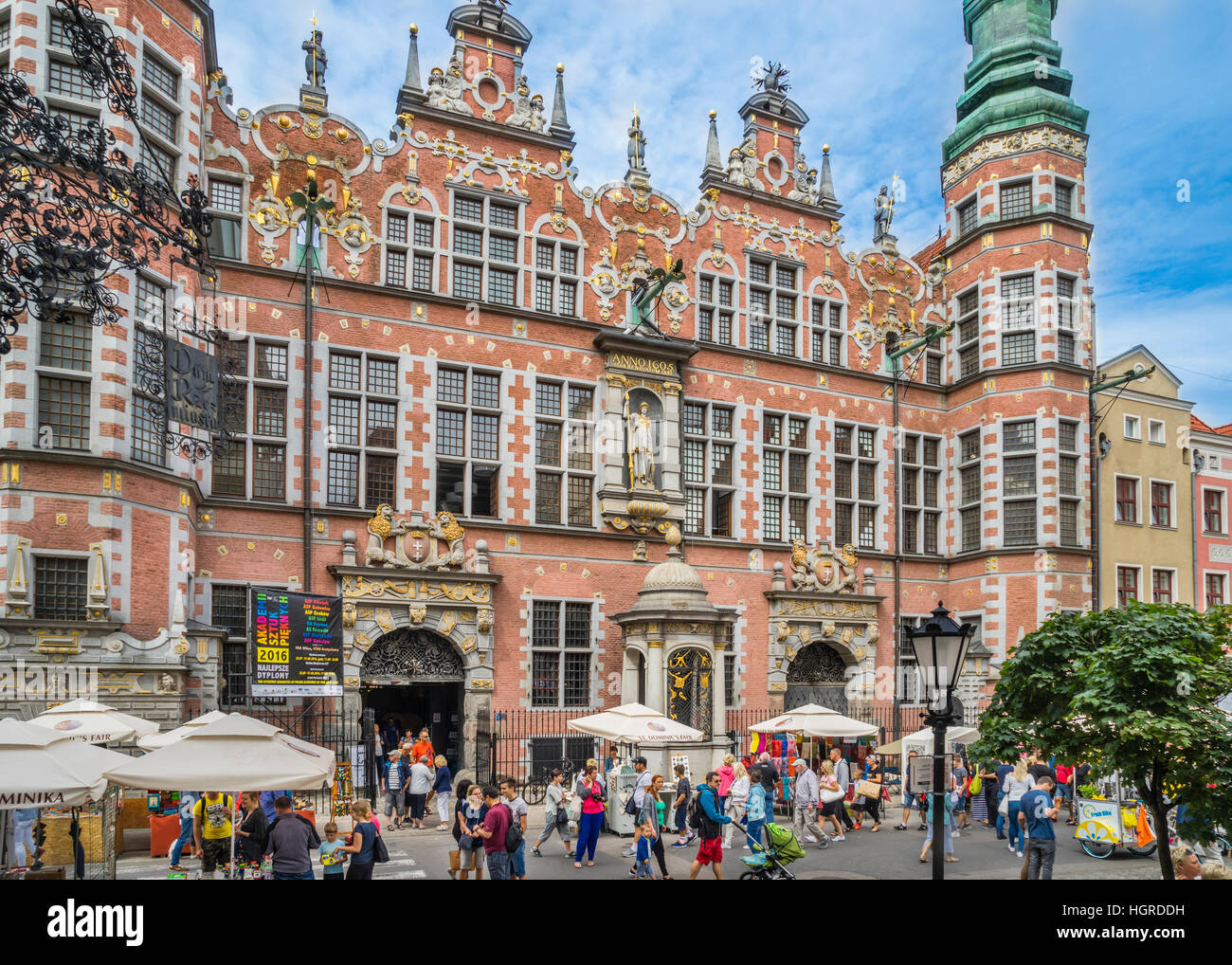 Polonia, Pomerania, Gdansk (Danzica), il floridly decorata facciata est del stile olandese grande arsenale (Großes Zeughaus) Foto Stock