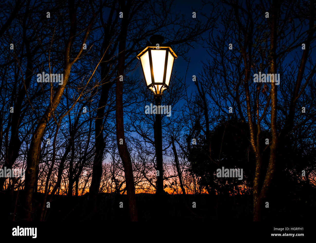 Il colore blu del cielo con il colore del tramonto con lampione Foto Stock