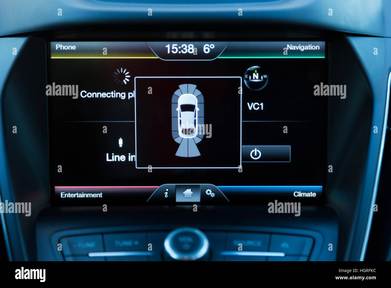 Auto anteriore posteriore back surround sensori di parcheggio sensore retromarcia cruscotto display monitor schermo su una Ford C Max auto. Foto Stock