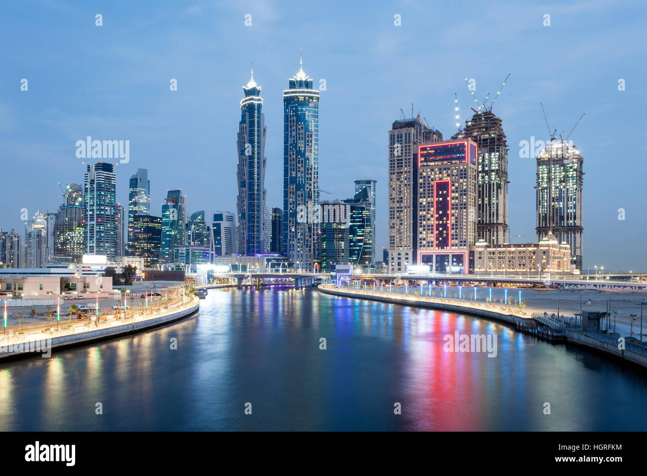 Skyline di Dubai City di notte Foto Stock