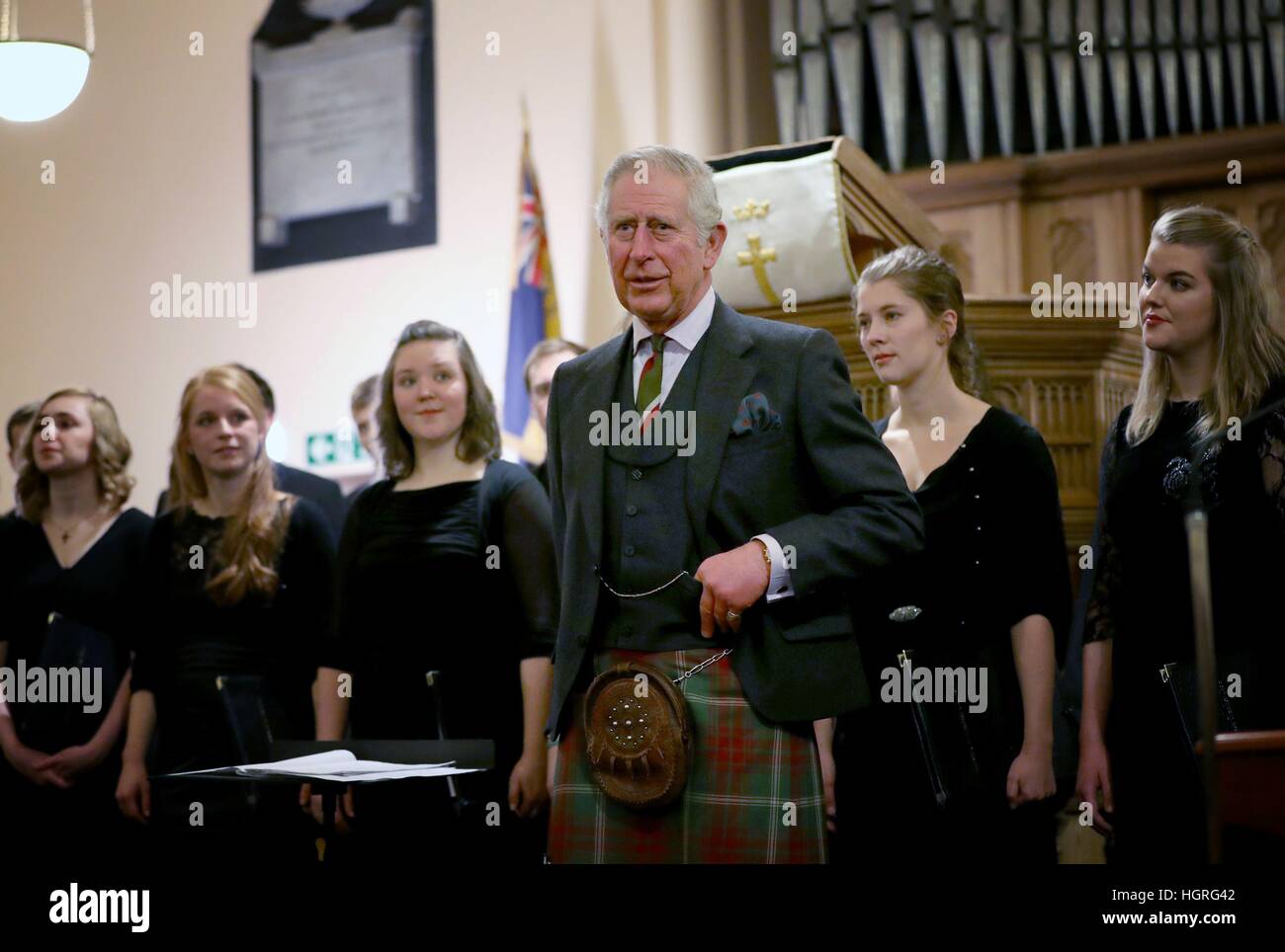 Il Principe di Galles noto come il Duca di Rothesay mentre in Scozia, dà un discorso dopo l'ascolto di una performance di Robert Burns poesia con musica dal Professor Paolo Mealor e l università di Aberdeen coro da camera, a Glenmuick, Chiesa Square, Ballater, Aberdeenshire. Foto Stock