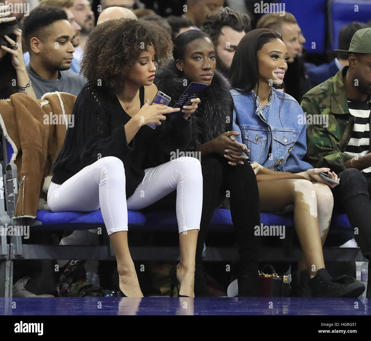 Supermodel Winnie Harlow (a destra) durante la NBA gioco globale all'O2 Arena, Londra. Foto Stock