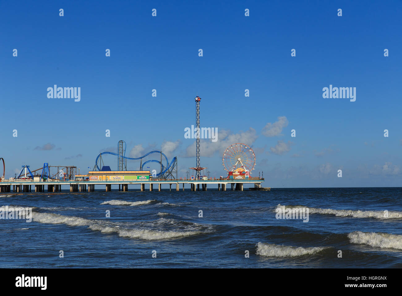 Il piacere del molo si estende sul mare e ha giostre e attrazioni a Galveston, Texas, Stati Uniti d'America. Foto Stock