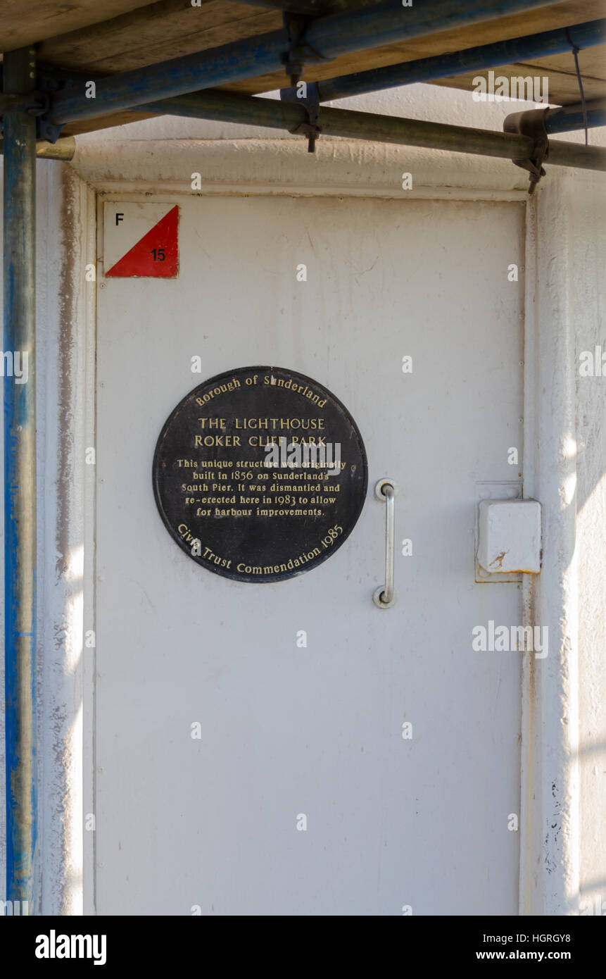 Il vano della porta e "Civic Trust encomio 1985 " la placca a Sunderland (Grade II* elencati) bianco faro, Roker Cliffe Park, Sunderland Foto Stock Il vano della porta e "Civic Trust encomio 1985 " la placca a Sunderland (Grade II* elencati) bianco faro, Roker Cliffe Park, Sunderland Foto Stock