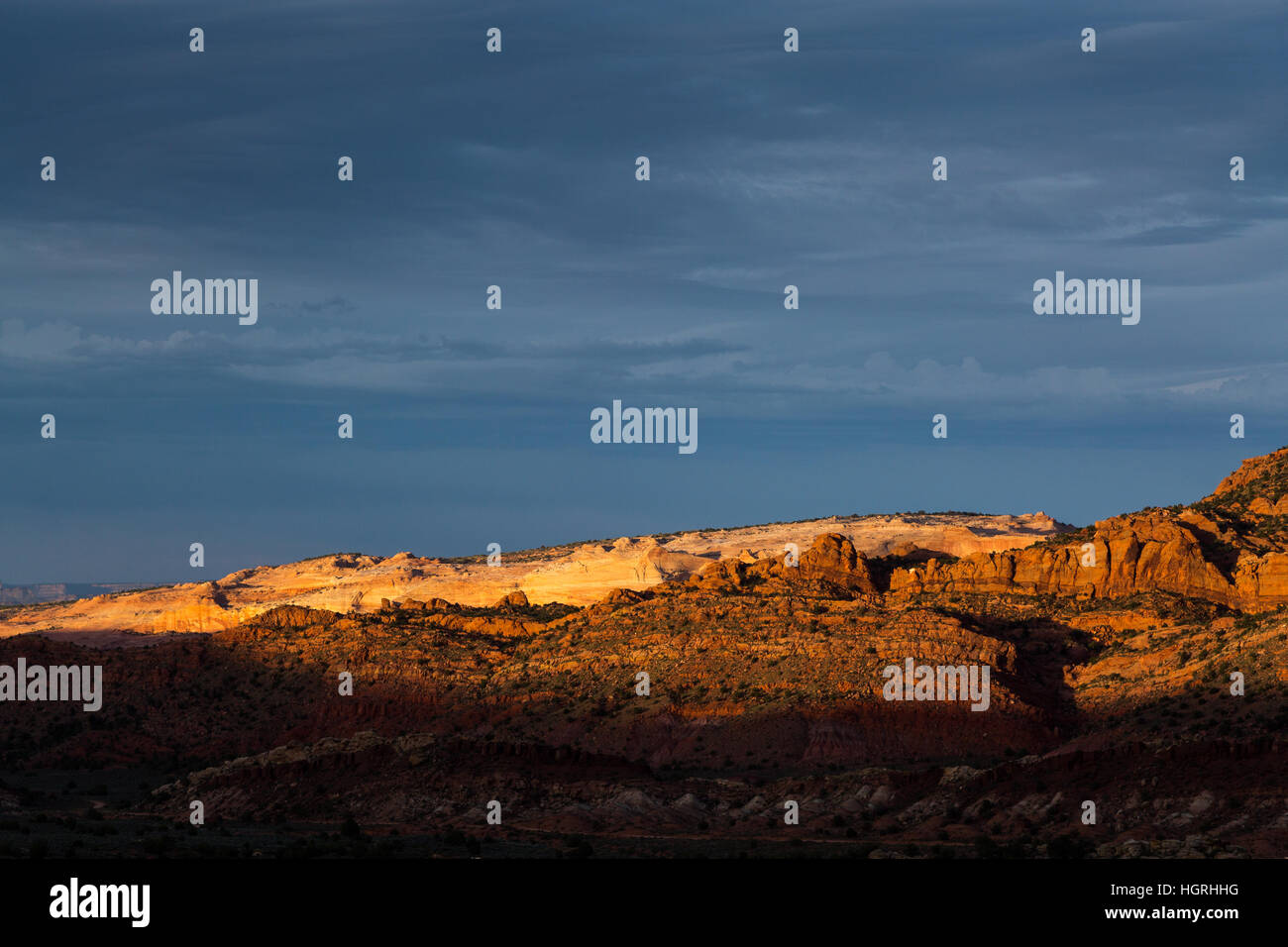 Cielo nuvoloso minacciano tempeste sulle alte deserti che circondano il Coyote Buttes in Northern Arizona. Foto Stock