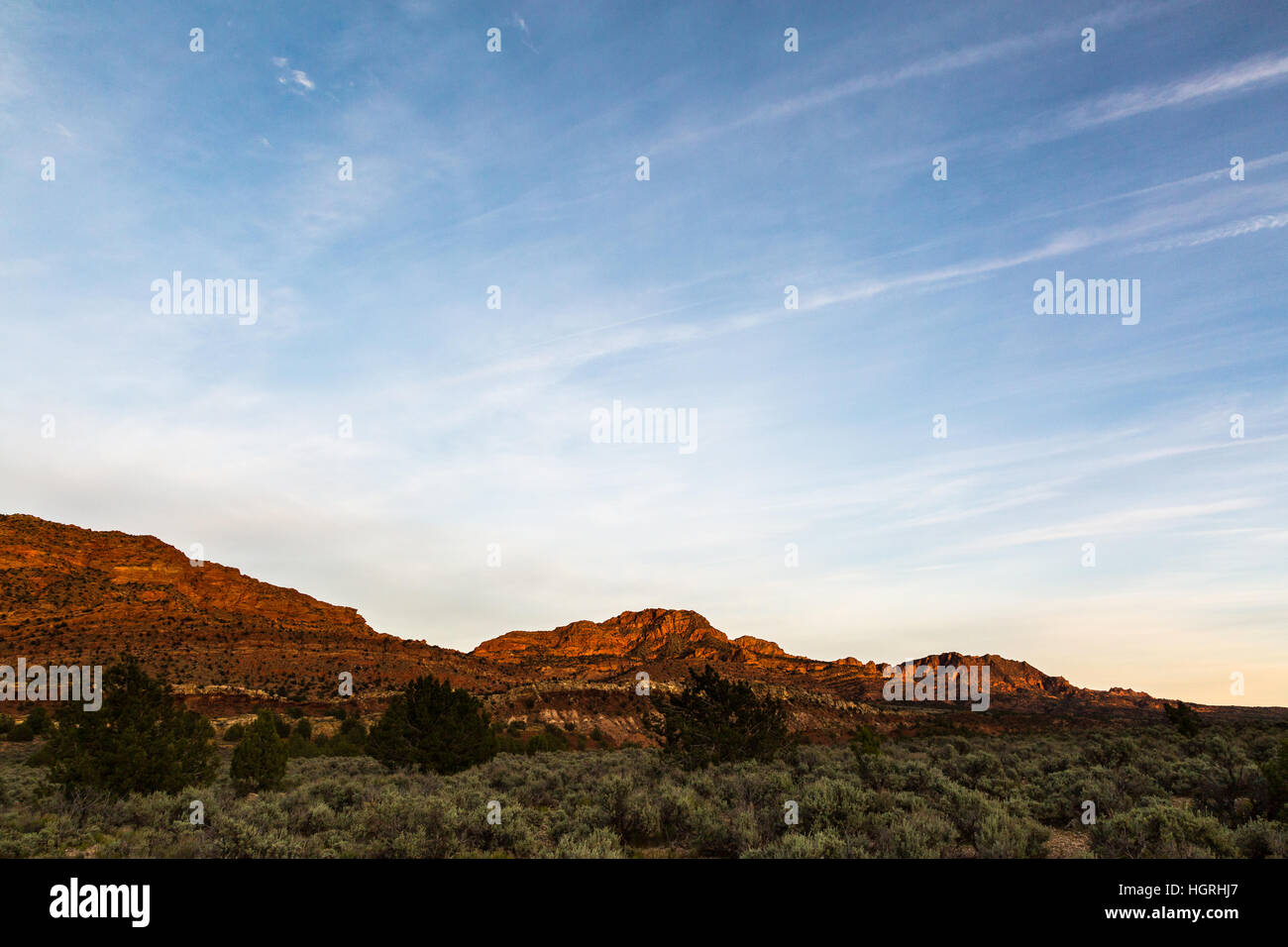 Un grande aperto il cielo blu con nuvole che si allunga sopra il Coyote Buttes in Northern Arizona. Foto Stock