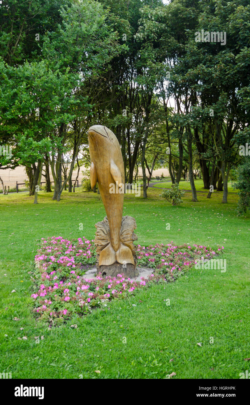 Delfino in legno la scultura a Whitburn da Tommy Craggs Foto Stock