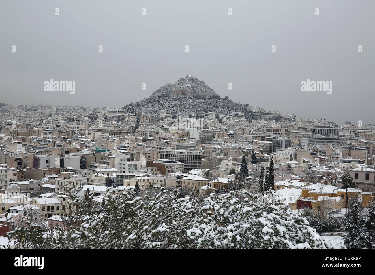 Atene. Decimo gen, 2017. Foto scattata a gennaio 10, 2017 mostra la città di Atene Grecia nella neve. © Lefteris Partsalis/Xinhua/Alamy Live News Foto Stock