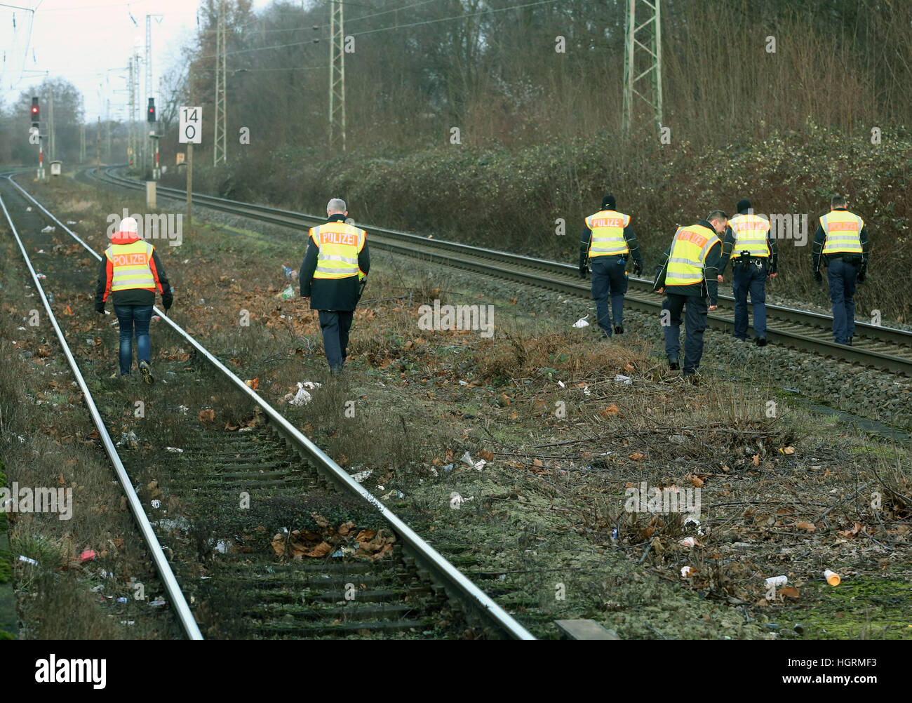 Dinslaken, Germania. Xii gen, 2017. Gli ufficiali di polizia cercare prove lungo i binari ferroviari di Dinslaken, Germania, 12 gennaio 2017. Un treno merci è deragliato in Dinslaken il 12 gennaio 2017 dopo autori sconosciuti a sinistra un bancomat in pista. Foto: Roland Weihrauch/dpa/Alamy Live News Foto Stock