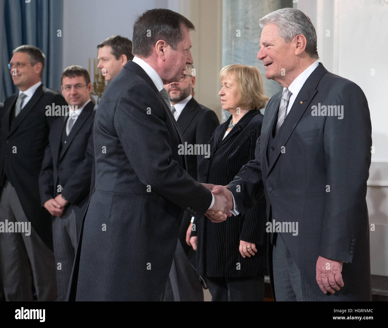 Berlino, Germania. Xii gen, 2017. Il Presidente tedesco Joachim Gauck (r) saluta ambasciatore russo Vladimir Grinin, presso il ricevimento di Capodanno per il corpo diplomatico a Schloss Bellevue di Berlino, Germania, 12 gennaio 2017. Foto: Soeren Stache/dpa/Alamy Live News Foto Stock