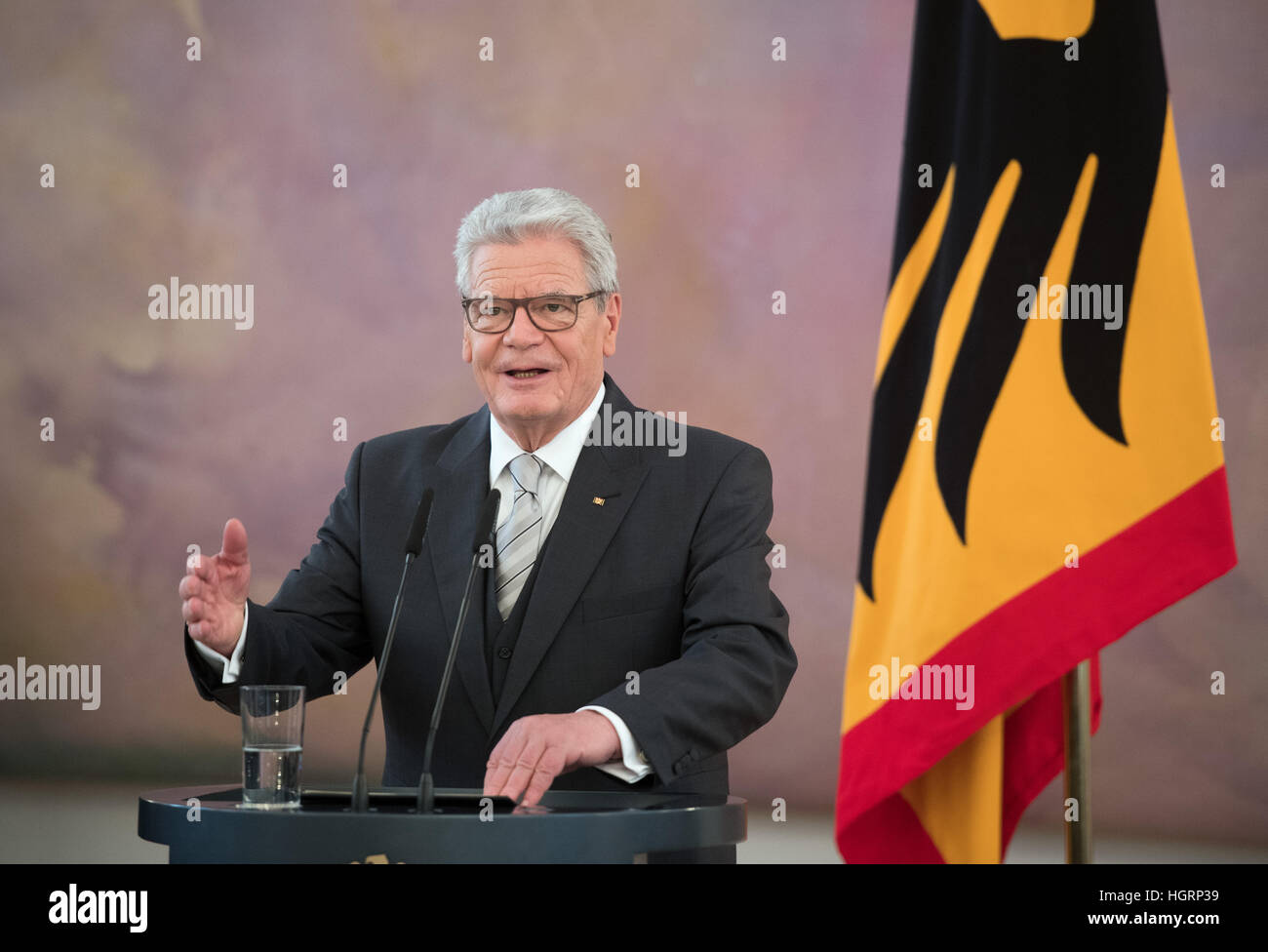 Berlino, Germania. Xii gen, 2017. Il Presidente tedesco Joachim Gauck parlando al ricevimento di Capodanno per il corpo diplomatico a Schloss Bellevue di Berlino, Germania, 12 gennaio 2017. Foto: Soeren Stache/dpa/Alamy Live News Foto Stock