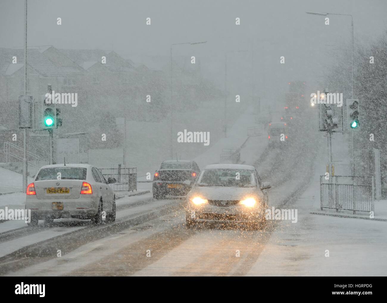 Parkhouse Road, Glasgow, Scozia, Regno Unito. 12th, gennaio 2017. Tempo invernale. Come previsto, la neve è arrivata oggi in Scozia rendendo pericolose le condizioni di guida sulle strade a causa della ridotta visibilità. Foto Stock