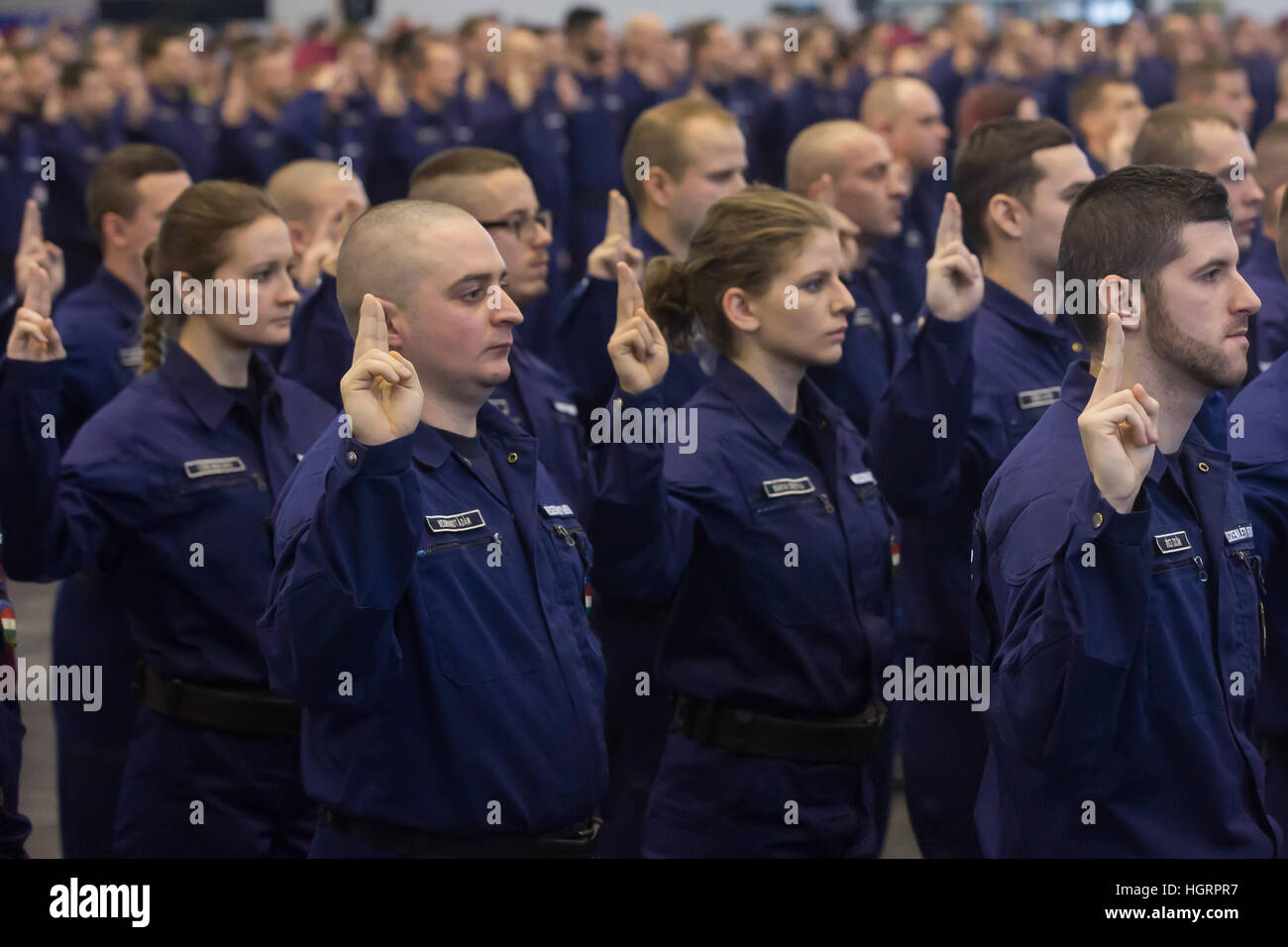 (170112) -- BUDAPEST, Gennaio 12, 2017 (Xinhua) -- appena laureato della polizia di frontiera frequentare il loro giuramento cerimonia in Budapest, Ungheria, a gennaio 12, 2017. Primo Ministro ungherese Viktor Orban ha salutato un nuovo contingente di appena laureato della polizia di frontiera qui il giovedì, raccontando loro il loro lavoro era una sicurezza nazionale la priorità. (Xinhua/Attila Volgy) (HY) Foto Stock