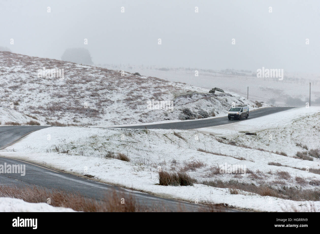 Builth Wells, Powys, Wales, Regno Unito. Il 12 gennaio 2017. Gli automobilisti guida attraverso un paesaggio invernale in alto la brughiera di Mynydd Epynt intervallo vicino Builth Wells in Powys, metà del Galles, UK. © Graham M. Lawrence/Alamy Live News. Foto Stock
