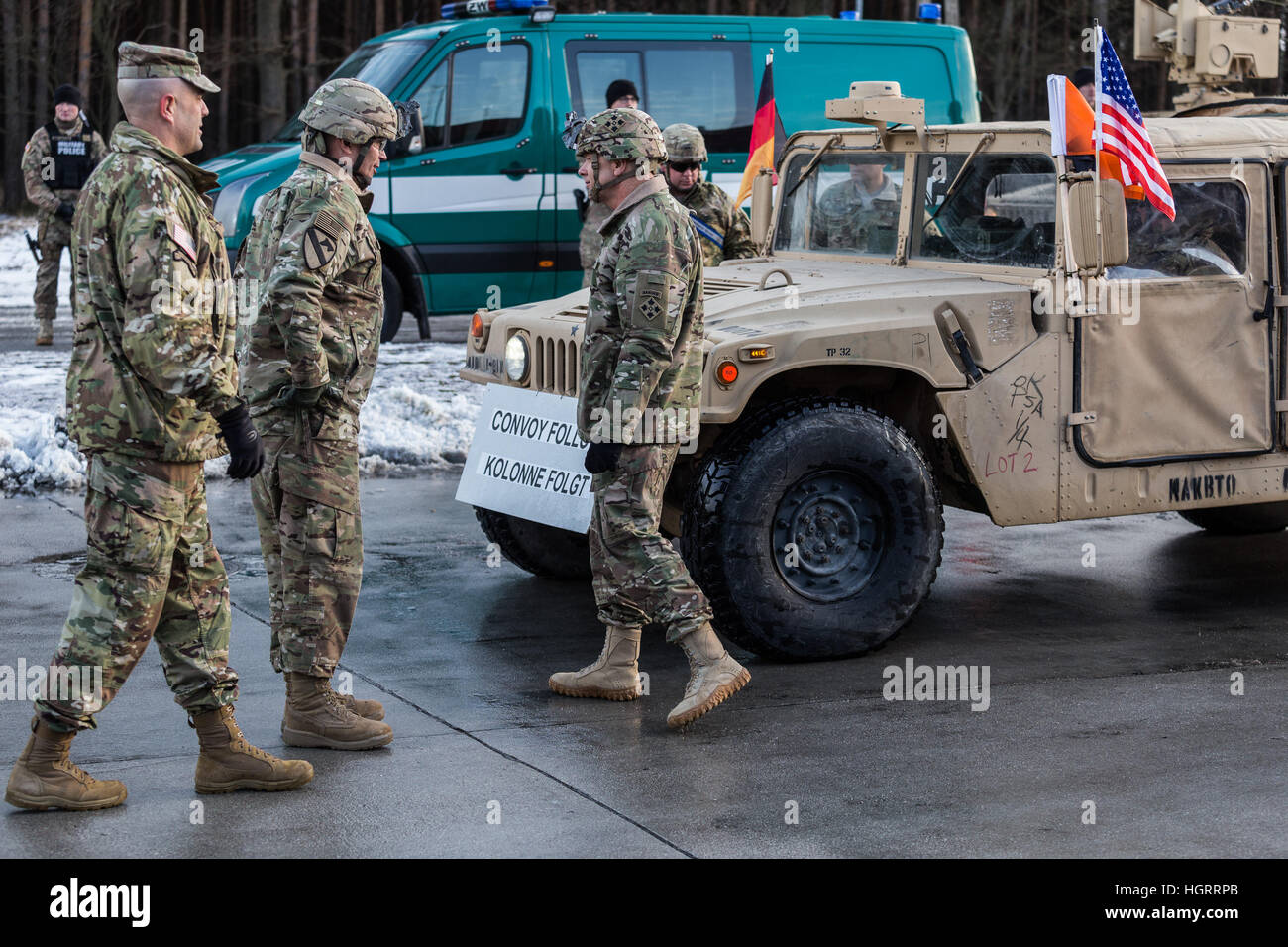 Olszyna, Polonia xii gen, 2017 soldati americani sono illustrati nel corso di una cerimonia di benvenuto a bordo Polish-German in Olszyna, Polonia il 12 gennaio 2016. Le truppe degli Stati Uniti sono in fase di distribuzione in Polonia sotto il funzionamento Atlantic risolvere. Brigata corazzata numerazione intorno 4.500 soldati saranno distribuiti principalmente in Polonia occidentale, ma sarà condotta esercita in tutto il paese. Krzysztof Kaniewski/Alamy Live News Foto Stock