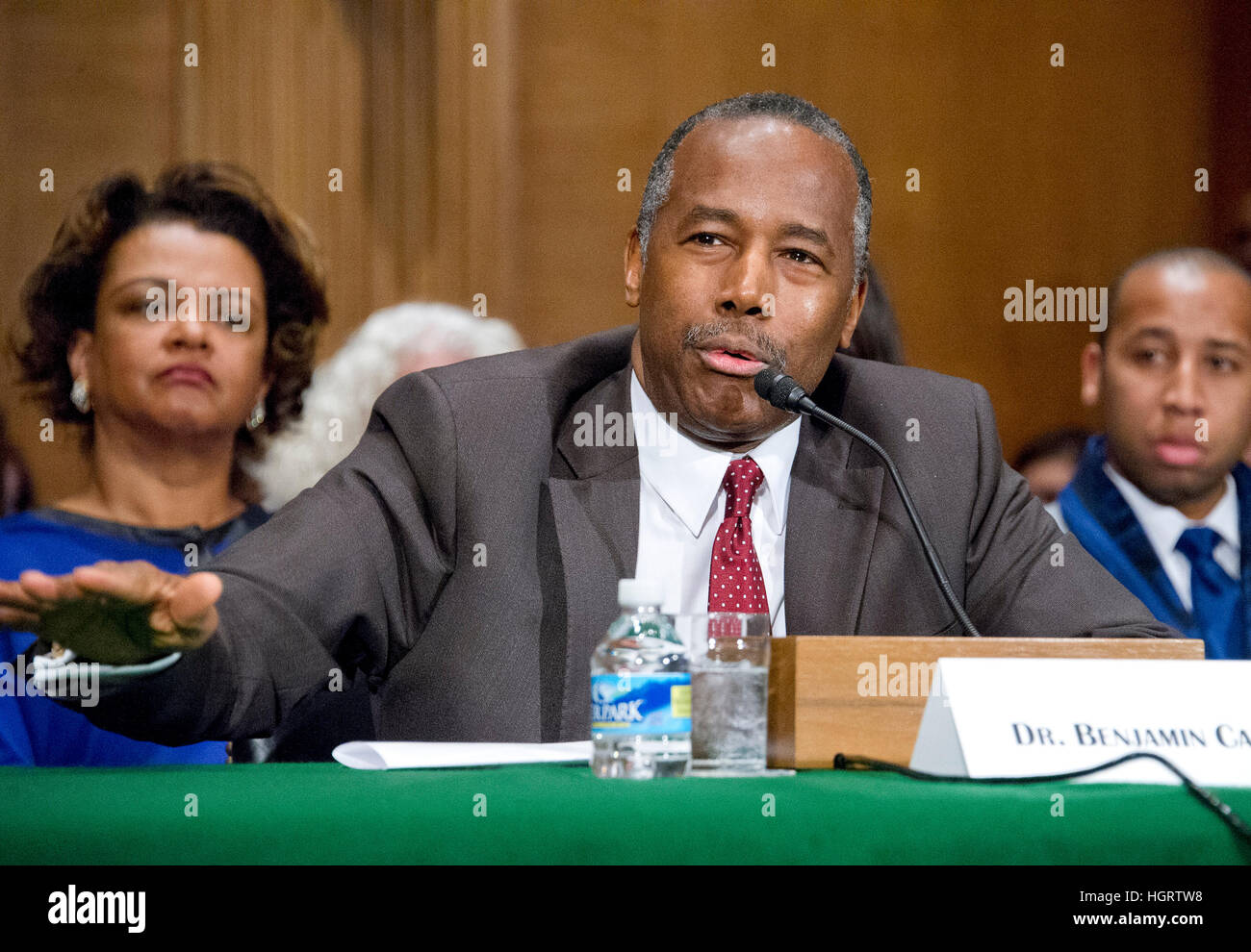 Il Dr. Benjamin Carson testimonia davanti al Senato degli Stati Uniti Comitato sul settore bancario, alloggiamento e Urbano Affari nel corso di una audizione di conferma sulla sua candidatura a essere il Segretario di Albergare e Sviluppo urbano (HUD) sul colle del Campidoglio di Washington il giovedì, 12 gennaio 2017. Credito: Ron Sachs/CNP /MediaPunch Foto Stock