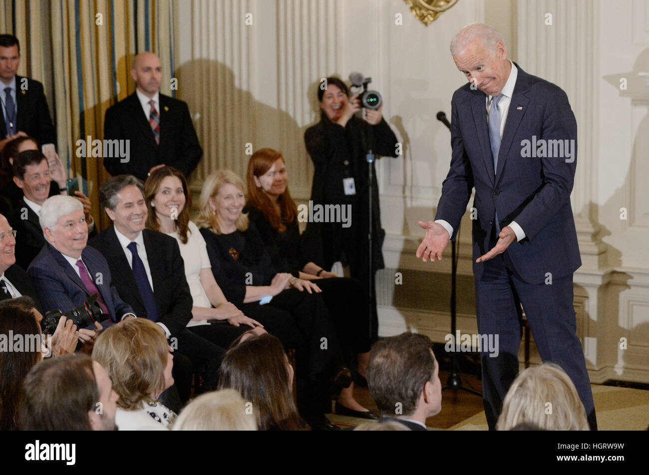 Washington DC, Stati Uniti d'America. Xii gen, 2017. Il Vicepresidente degli Stati Uniti Joe Biden reagisce come presidente degli Stati Uniti Barack Obama offre commento durante un evento nello stato in sala da pranzo della Casa Bianca di Washington, DC. Credito: Olivier Douliery/Piscina via CNP /MediaPunch Credito: MediaPunch Inc/Alamy Live News Foto Stock