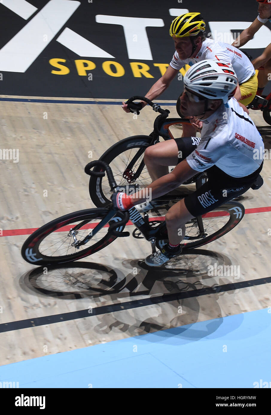 Bremen, Germania. Xii gen, 2017. Il tedesco ciclista professionista Leif Lampater (r) e il suo partner olandese Wim Stroetinga in azione durante la 53a sei giorni di Brema via cyling gara presso l'Arena dell OVB in Bremen, Germania, 12 gennaio 2017. Foto: Carmen Jaspersen/dpa/Alamy Live News Foto Stock