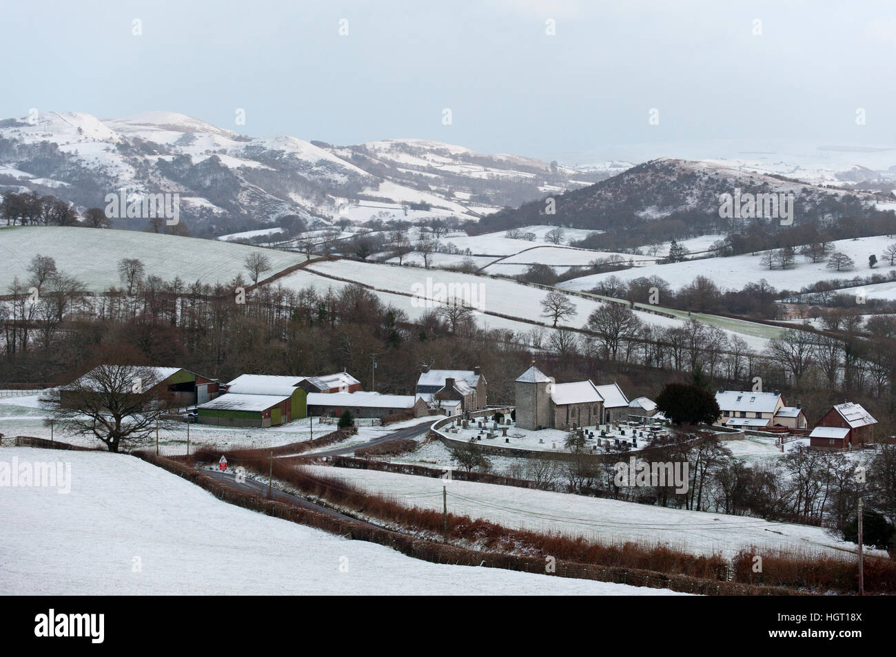 Llanddewi'r Cwm, Powys, Wales, Regno Unito. Il 13 gennaio, 2017. St. David's Chiesa nel piccolo borgo di Lingua gallese di Llanddewi'r Cwm, in Powys, Regno Unito. è circondato da un paesaggio invernale © Graham M. Lawrence/Alamy Live News. Foto Stock