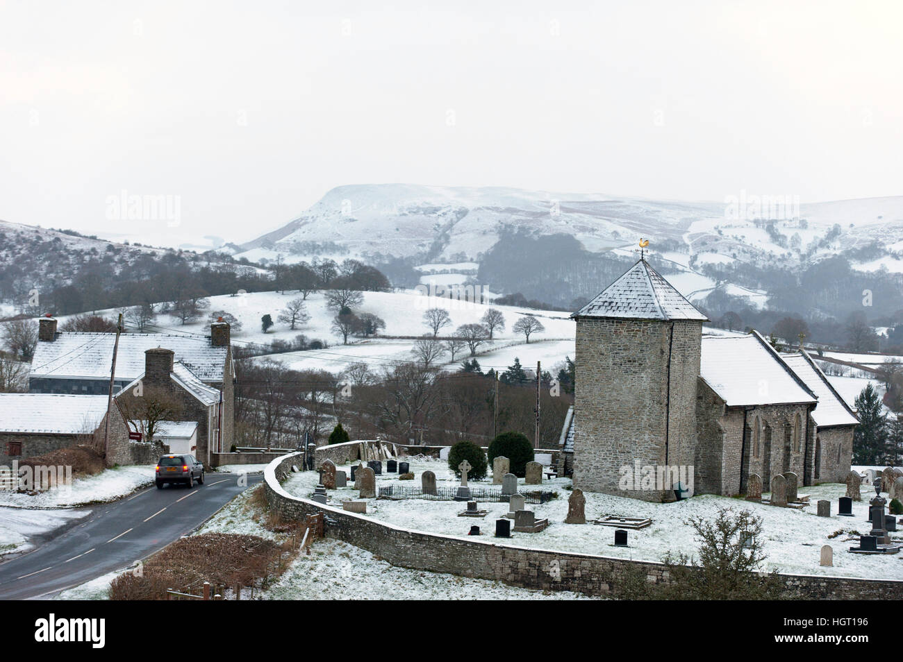 Llanddewi'r Cwm, Powys, Wales, Regno Unito. Il 13 gennaio, 2017. St. David's Chiesa nel piccolo borgo di Lingua gallese di Llanddewi'r Cwm, in Powys, Regno Unito. è circondato da un paesaggio invernale © Graham M. Lawrence/Alamy Live News. Foto Stock