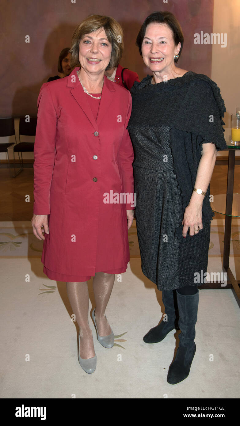 Berlino, Germania. Xiii gen, 2017. Daniela Schadt, partner del Presidente tedesco, e Eva-Luise Koehler, moglie dell'ex Presidente tedesco Horst Koehler, pongono durante il ricevimento di Capodanno per i partner dei diplomatici in Germania presso il palazzo Bellevue a Berlino, Germania, 13 gennaio 2017. Foto: Soeren Stache/dpa/Alamy Live News Foto Stock