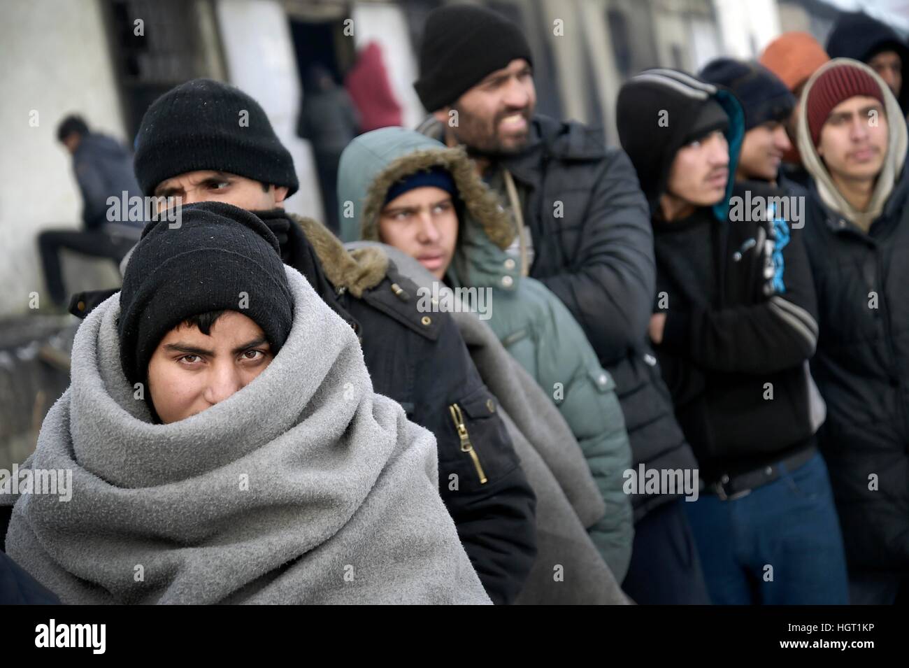 Europa, Serbia, Belgrado, 12 Gennaio 2017 : migliaia di migranti afghani sono bloccati nella capitale serba, vivendo in magazzini abbandonati, in condizioni disumane con temperature che raggiungono i -15 gradi. I migranti afghani sono in attesa per mesi la possibilità di apertura della frontiera ungherese della Serbia al fine di accedere in Europa. Foto © Danilo Balducci/Sintesi/Alamy Live News Foto Stock