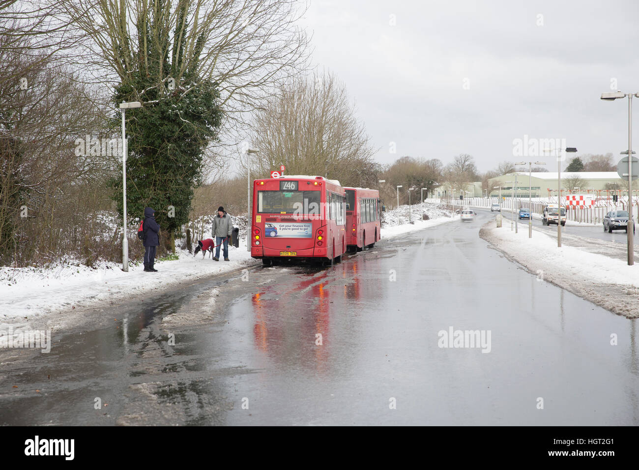 Biggin Hill, Regno Unito. Xiii gen, 2017. I cieli blu sulla neve in collina Biggn valle come TFL post il seguente avviso: Biggin Hill AREA: percorsi 246 320 464 e R2 ridotto a Biggin Hill aeroporto a causa insicure le condizioni della strada sulla collina di stock/Westerham Hill, Kent © Keith larby/Alamy Live News Foto Stock