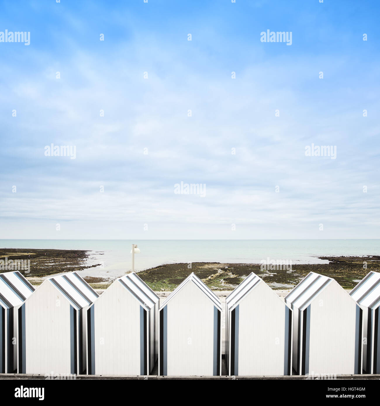 Yport, tra Etretat e Fecamp, in Normandia. Spiaggia di capanne o cabine in bassa marea oceano. In Francia, in Europa. Foto Stock