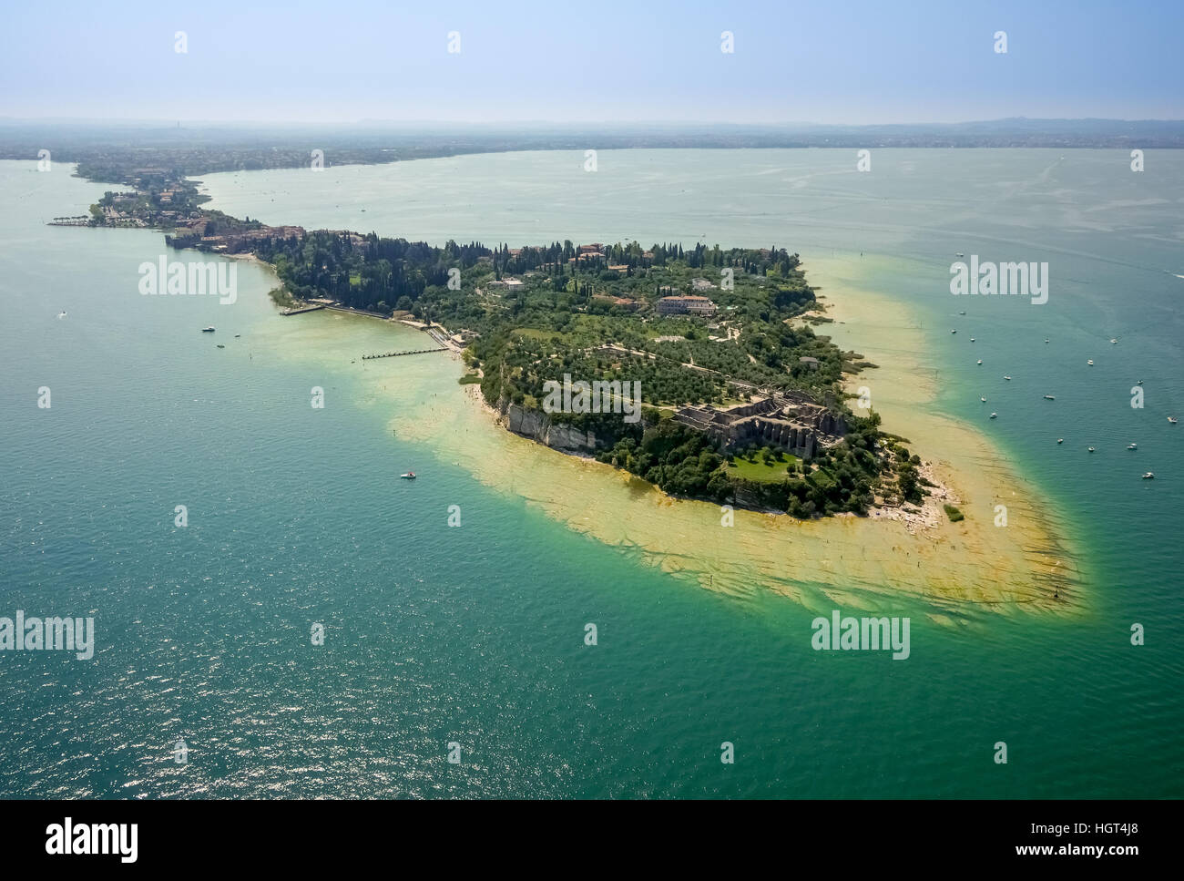 Grotte di Catullo, il parco archeologico penisola in acque turchesi, Sirmione sul Lago di Garda, Lombardia, Italia Foto Stock