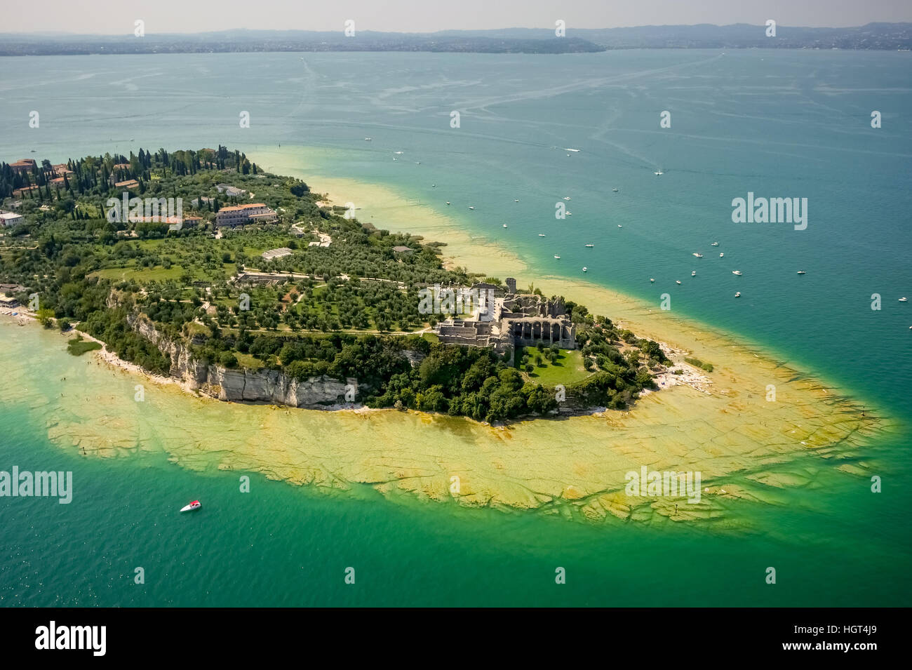 Grotte di Catullo, il parco archeologico penisola in acque turchesi, Sirmione sul Lago di Garda, Lombardia, Italia Foto Stock