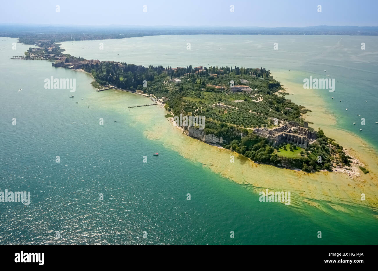 Grotte di Catullo, il parco archeologico penisola in acque turchesi, Sirmione sul Lago di Garda, Lombardia, Italia Foto Stock
