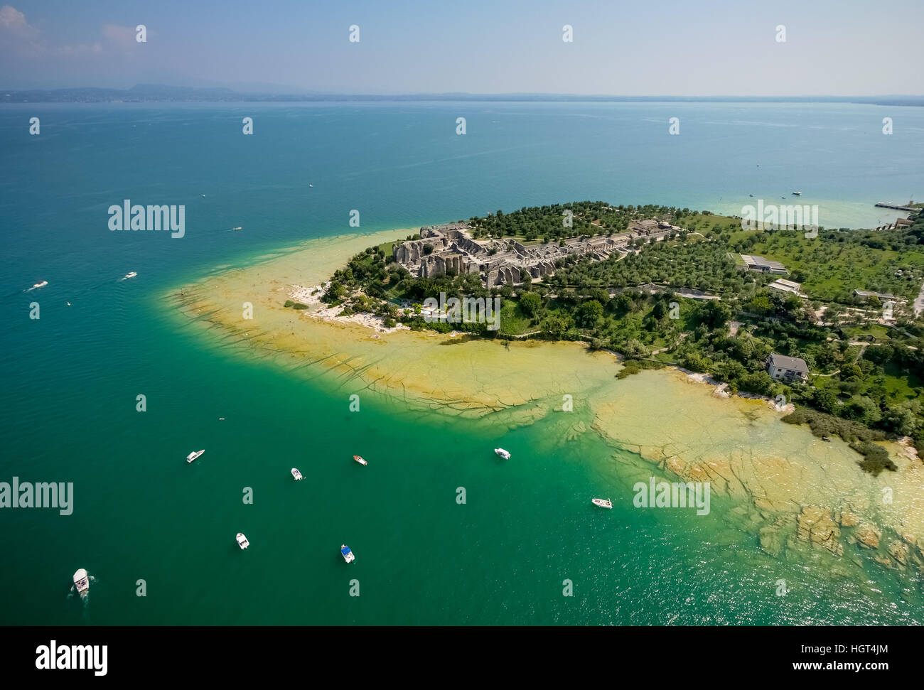 Grotte di Catullo, il parco archeologico penisola in acque turchesi, Sirmione sul Lago di Garda, Lombardia, Italia Foto Stock