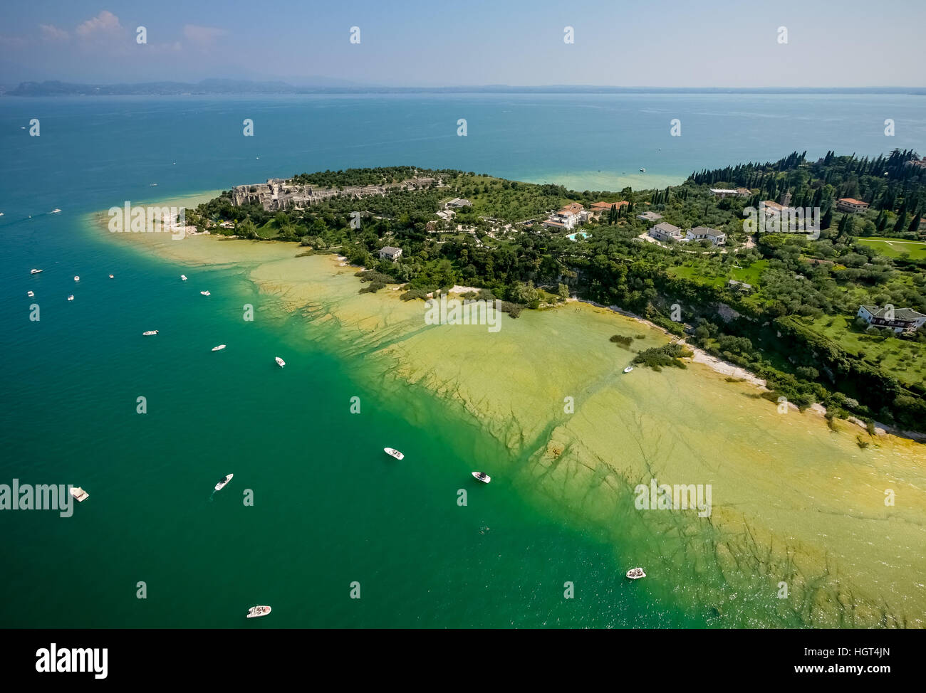 Grotte di Catullo, il parco archeologico penisola in acque turchesi, Sirmione sul Lago di Garda, Lombardia, Italia Foto Stock