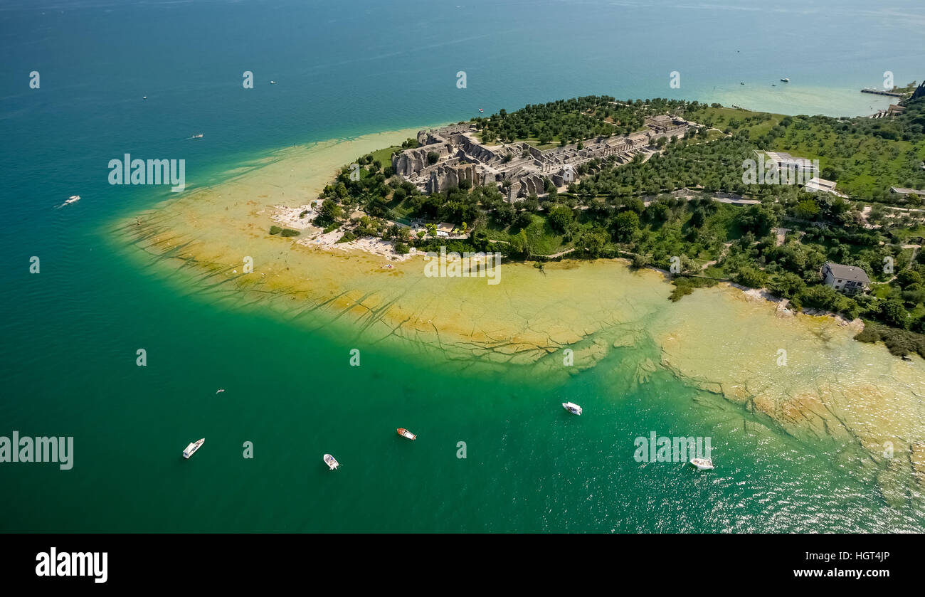 Grotte di Catullo, il parco archeologico penisola in acque turchesi, Sirmione sul Lago di Garda, Lombardia, Italia Foto Stock