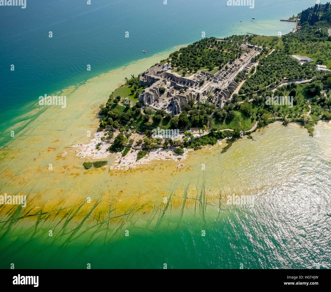 Grotte di Catullo, il parco archeologico penisola in acque turchesi, Sirmione sul Lago di Garda, Lombardia, Italia Foto Stock
