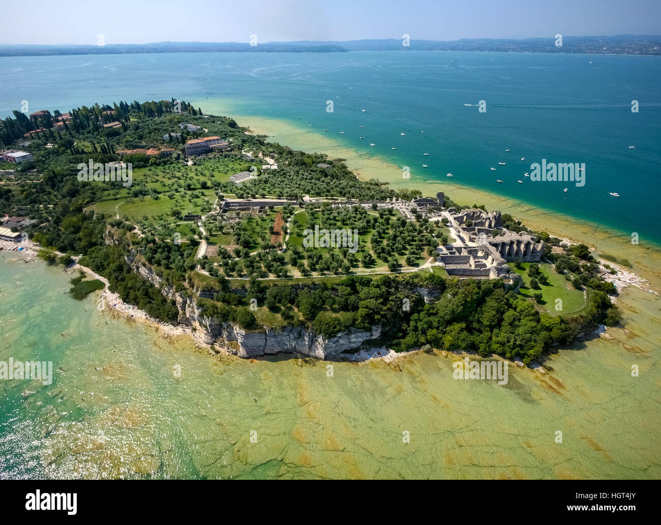 Grotte di Catullo, il parco archeologico penisola in acque turchesi, Sirmione sul Lago di Garda, Lombardia, Italia Foto Stock