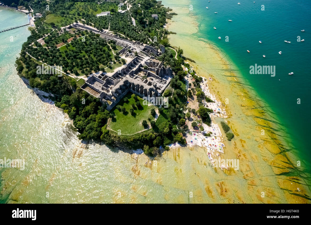 Grotte di Catullo, il parco archeologico penisola in acque turchesi, Sirmione sul Lago di Garda, Lombardia, Italia Foto Stock