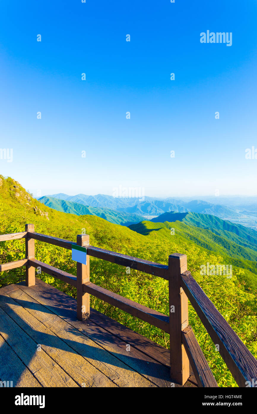 Punto di vista di legno deck offre chiara vista della vallata sottostante  dalla cima Jirisan Montagna in Corea del Sud. In verticale Foto stock -  Alamy