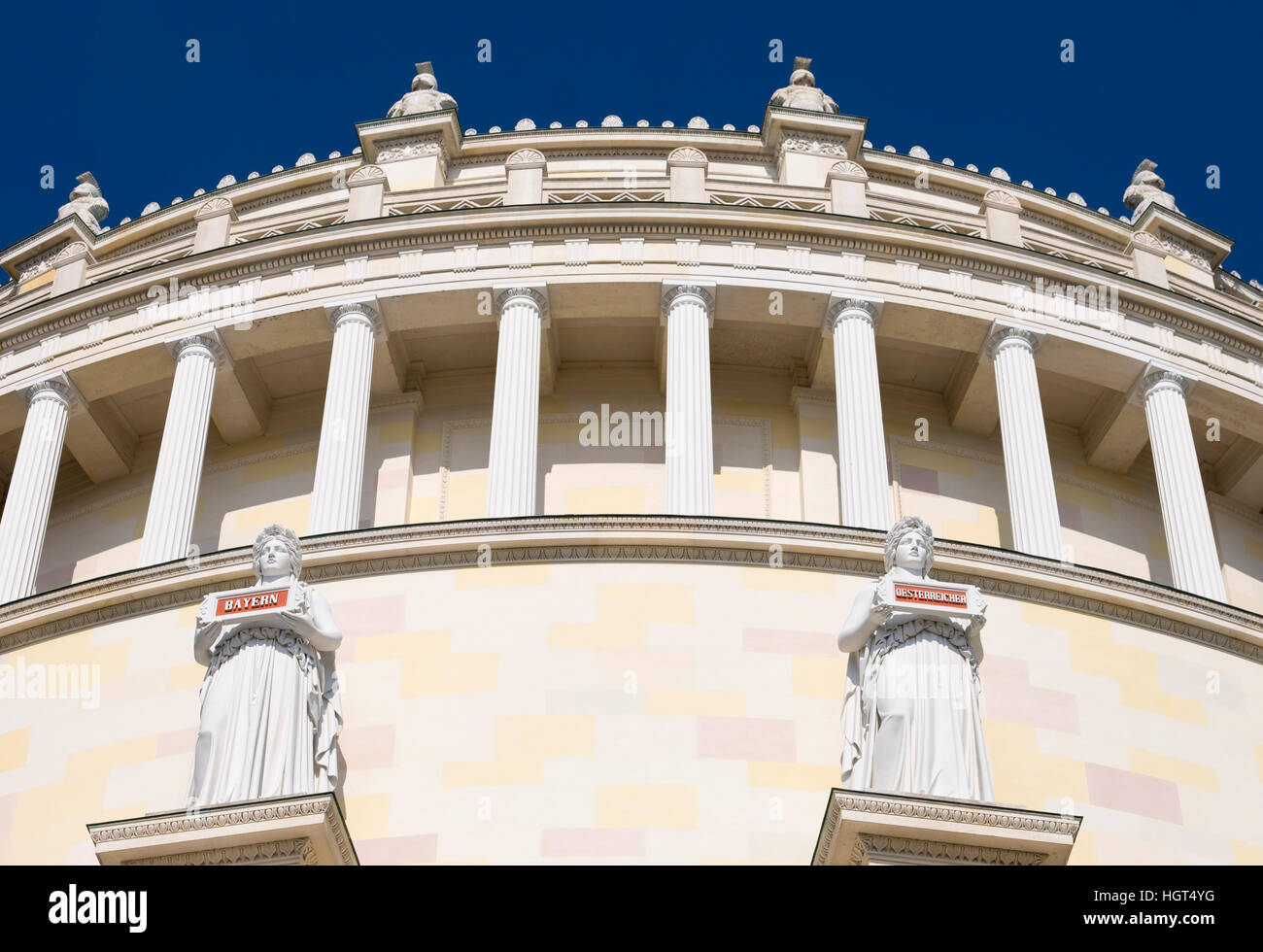 Statua colossale, la Baviera e l'Austria presso il municipio di liberazione, Kelheim, Altmühl Valley, Bassa Baviera, Baviera, Germania Foto Stock