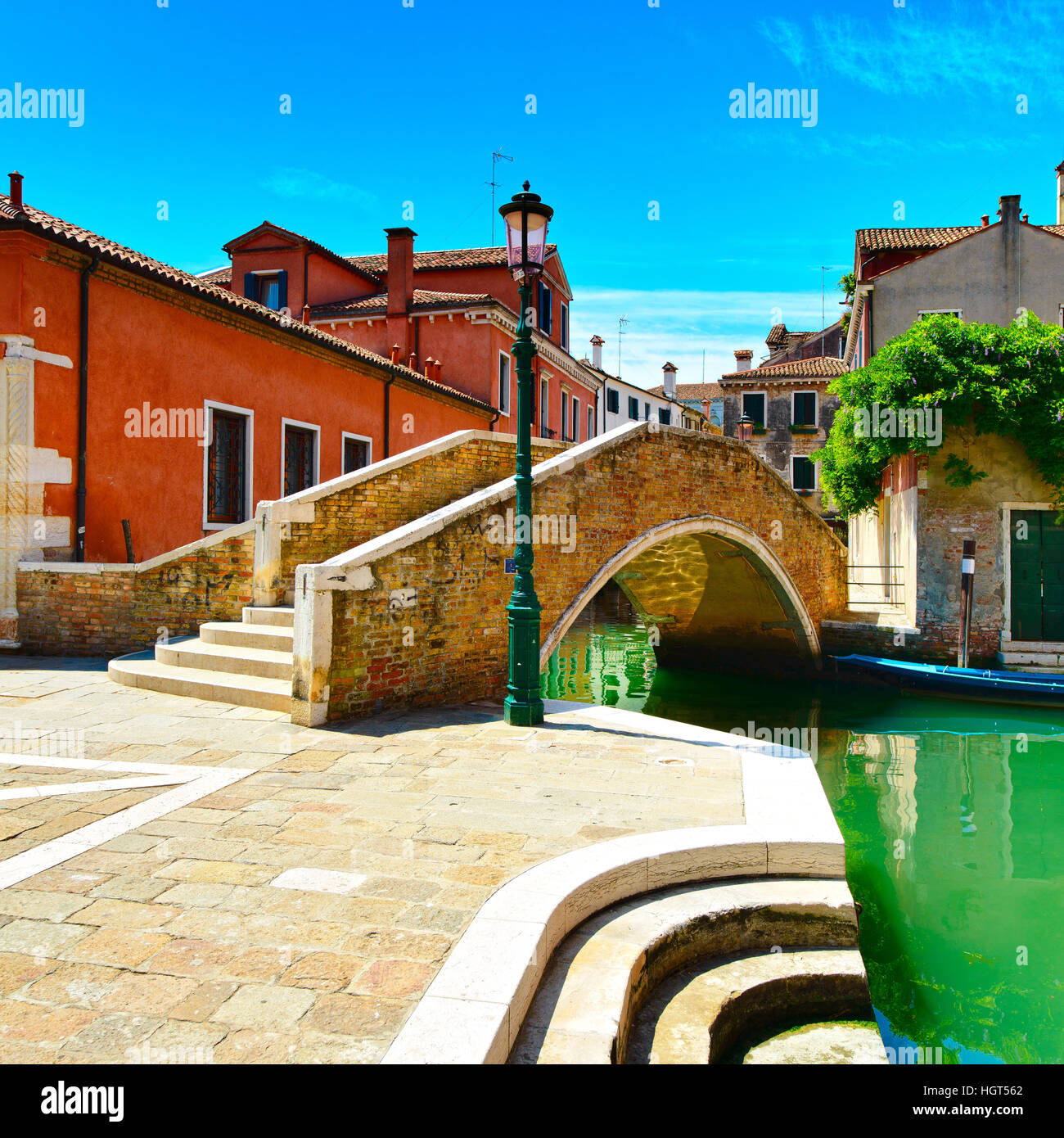 Venezia cityscape, stretto canale d'acqua, il ponte di barche e di edifici tradizionali. L'Italia, l'Europa. Foto Stock