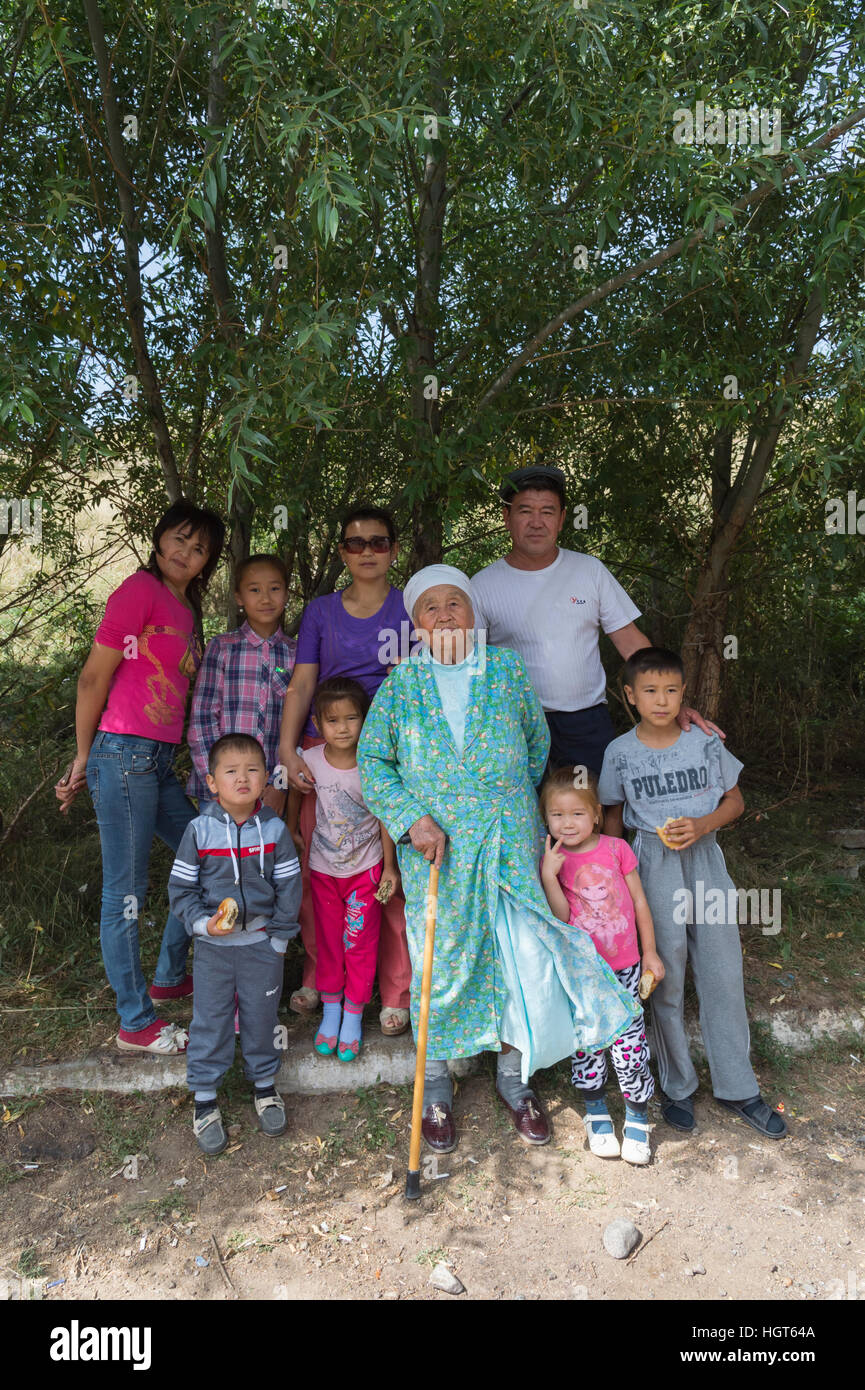 Il kazako famiglia con bambini e una donna anziana, Altyn Emel National Park, Provincia di Almaty, in Kazakistan e in Asia centrale, Foto Stock