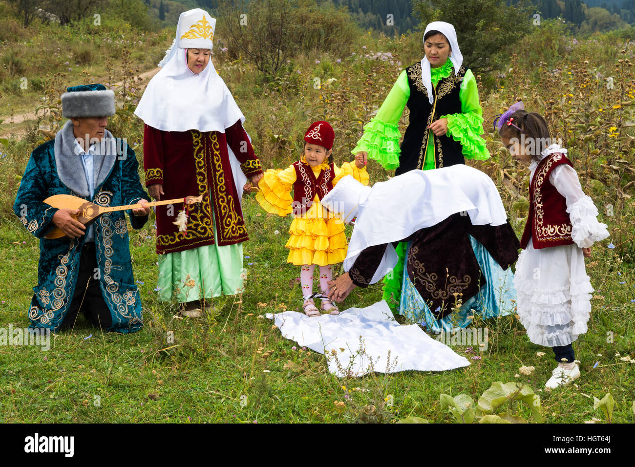 Tussau Kesu cerimonia conosciuta come il taglio della minaccia, il kazako villaggio etnografico Aul Gunny, Talgar city, Almaty, Kazakhstan, Foto Stock