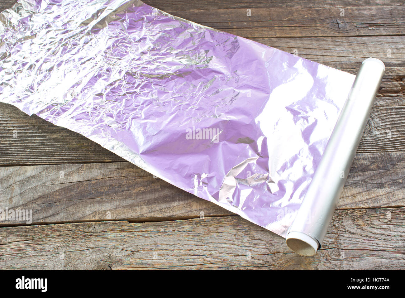 Lamina di alluminio su sfondo di legno Foto Stock