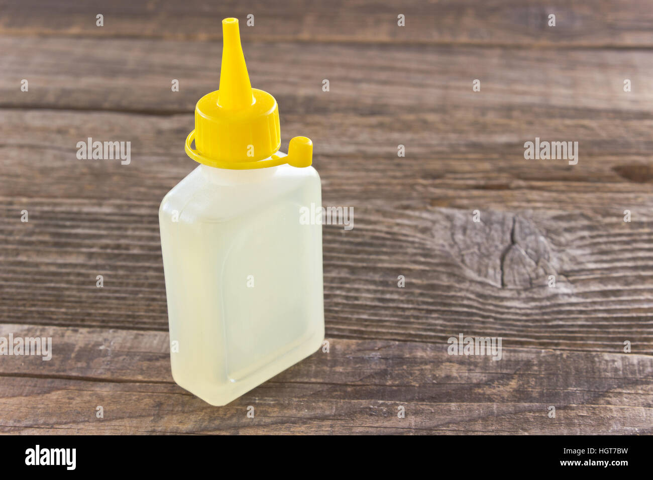 Bottiglia di lubrificazione di olio macchina su sfondo di legno Foto Stock