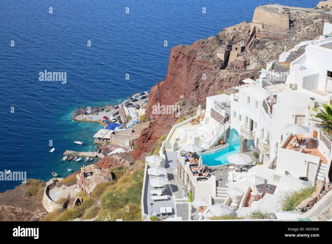 SANTORINI, Grecia - 5 ottobre 2015: il resort di lusso di Oia e il porto di Amoudi. Foto Stock