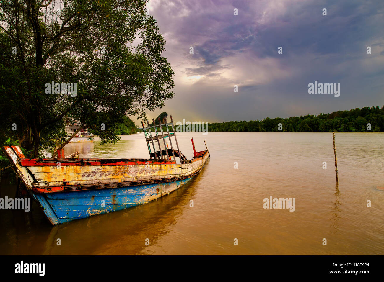 Un vecchio sunken granchio di messa a terra in barca lungo il fiume di Krabi lato sulla penisola delle Andamane in Thailandia Foto Stock